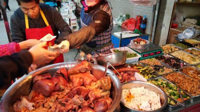 卤肉(ルーロウ)と凉菜(リャンツァイ)の屋台