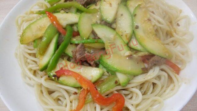 西葫芦炒肉拌面