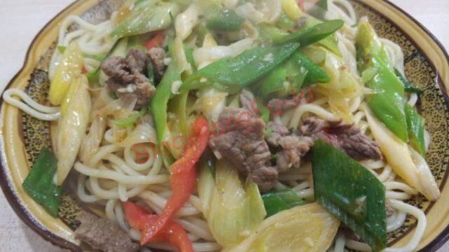 葱爆炒肉拌面(長ネギと牛肉炒めかけ麺)