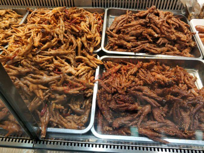 中国西安のフードコートにある調理済の肉店