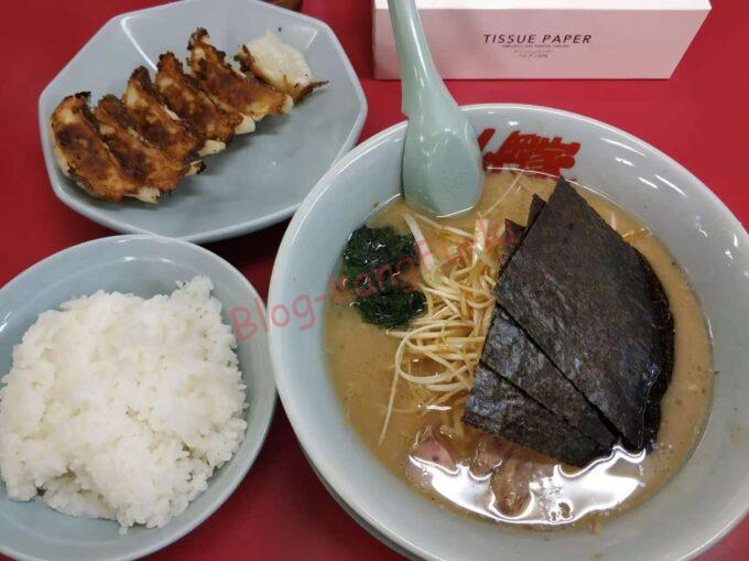 名古屋市港区 家系 ラーメン山岡家 鶏油 味濃いめ 麺普通 餃子 ライス